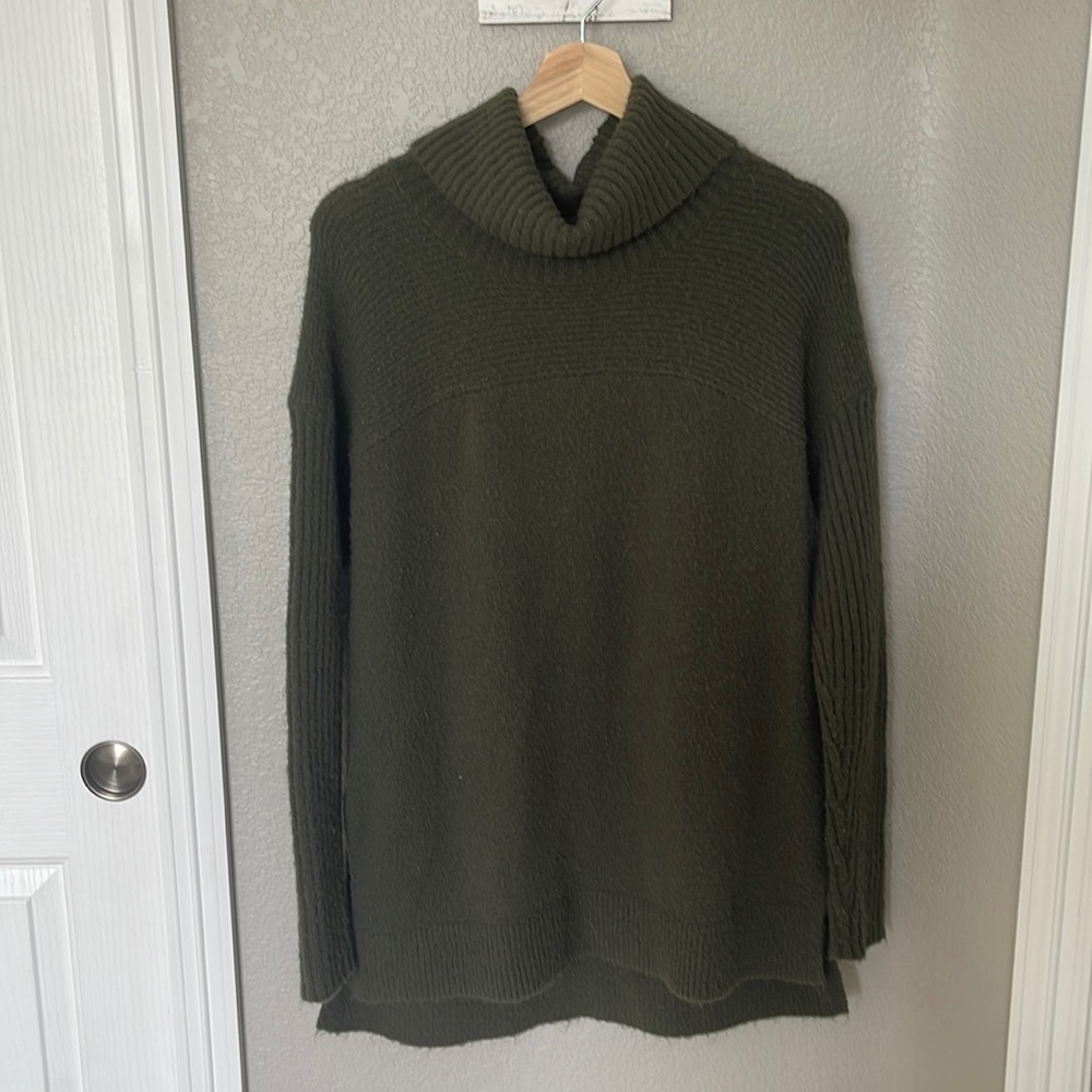 Women’s American Eagle Sweater